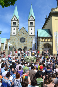 Wallfahrtskirche mit Wallfahrern -  Foto: Andreas Pradel 